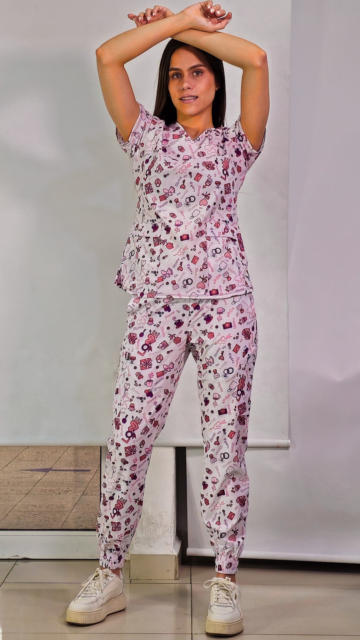 Filipina Estampado Love, Scrubs 600