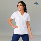 Detalle de filipina médica blanca mujer FW 502 antifluido cuello en V cruzado
