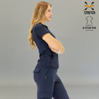 Detalle de cuello redondo filipina quirurgica azul marino mujer Super Stretch