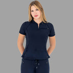 Filipina scrub 920 Azul Marino — vista frontal completa modelo de pie