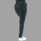 Vista de tres cuartos posterior de pantalón médico 930 negro de pie.