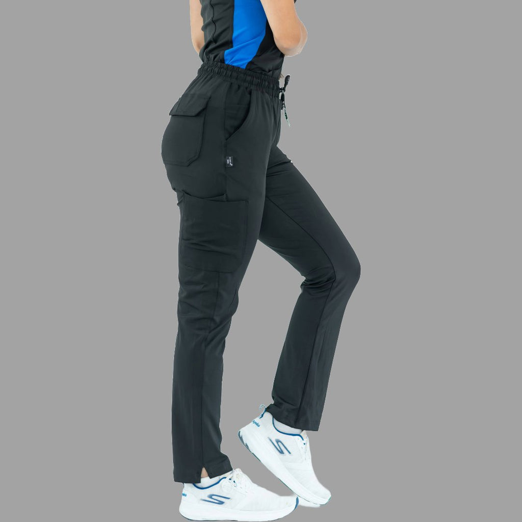 Vista de tres cuartos de pantalón médico 930 negro mostrando pierna flexionada.