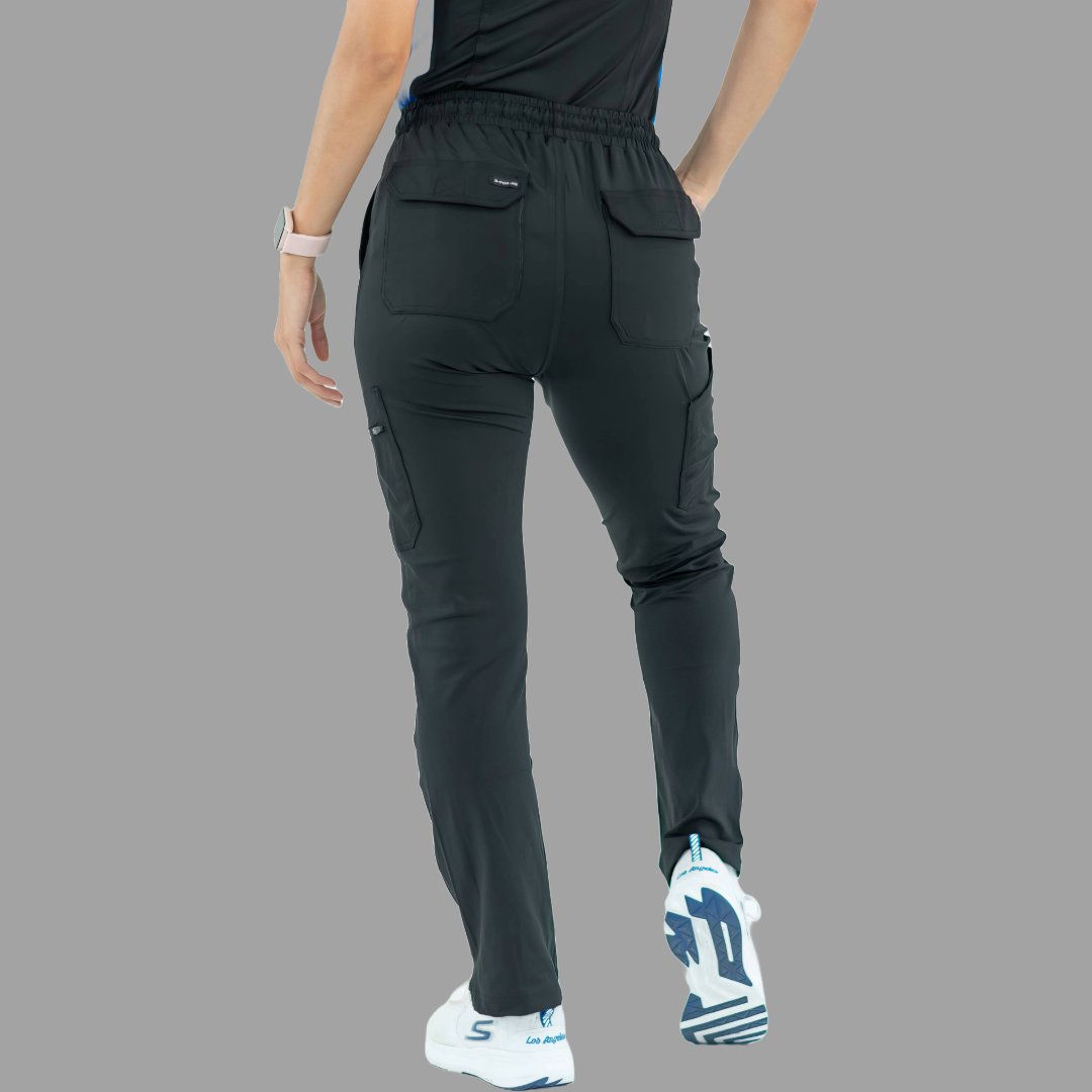 Vista posterior de pantalón médico 930 en color negro con bolsillos traseros.