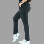 Vista lateral de pantalón médico 930 negro con una pierna hacia adelante.