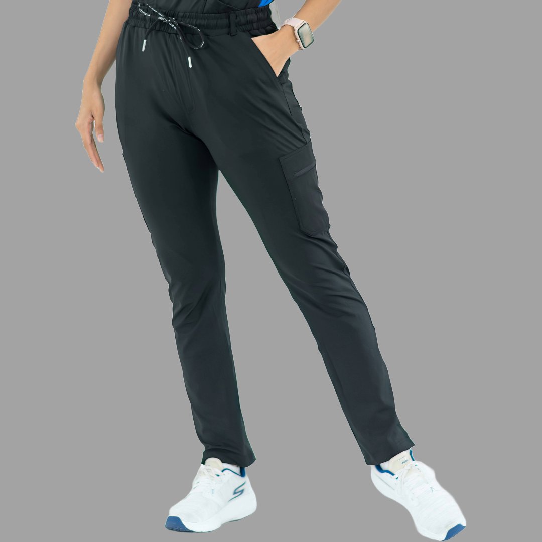 Vista frontal de pantalón médico 930 negro con cordón de ajuste en la cintura.