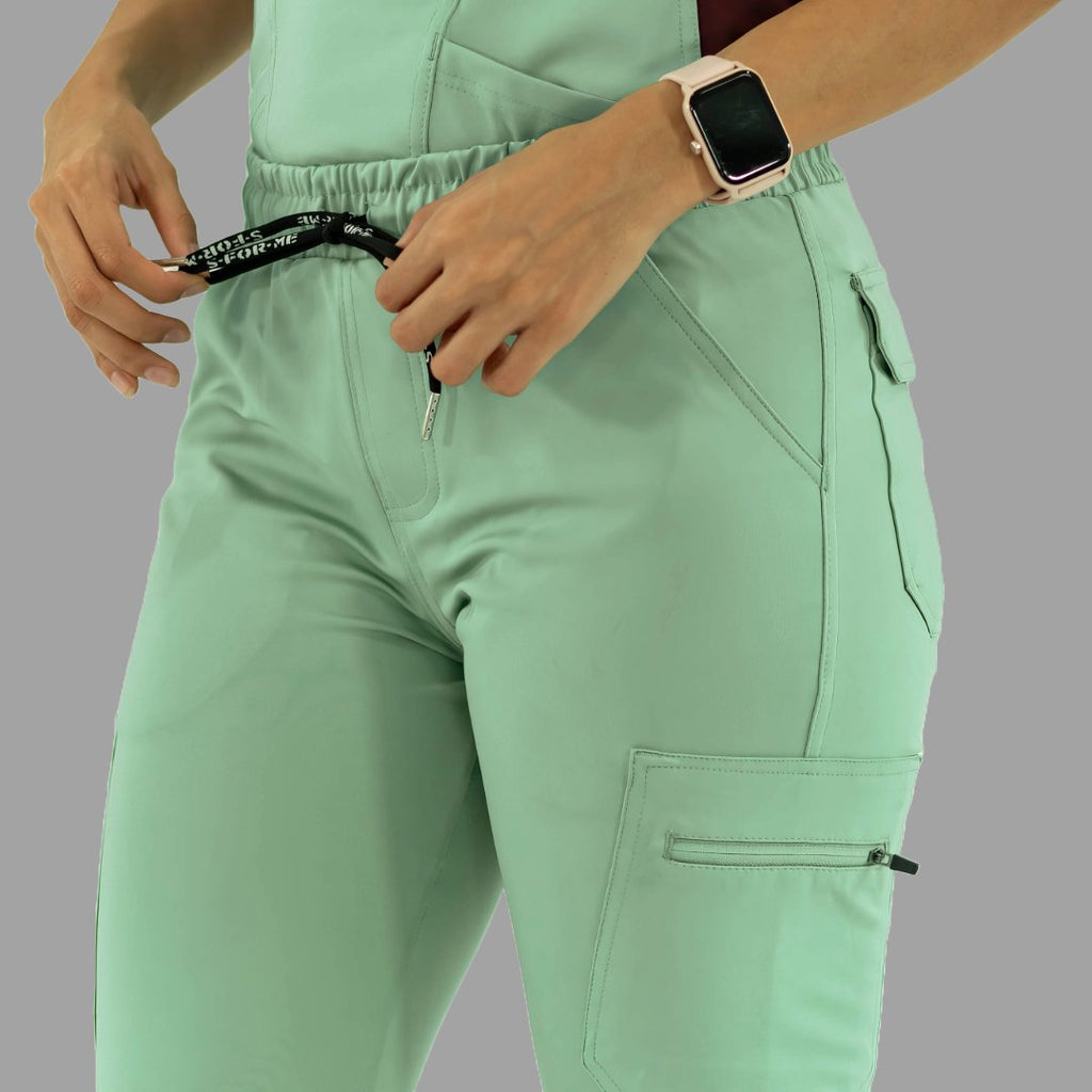 Acercamiento a la cintura del pantalón médico 930 verde menta mostrando el cordón.