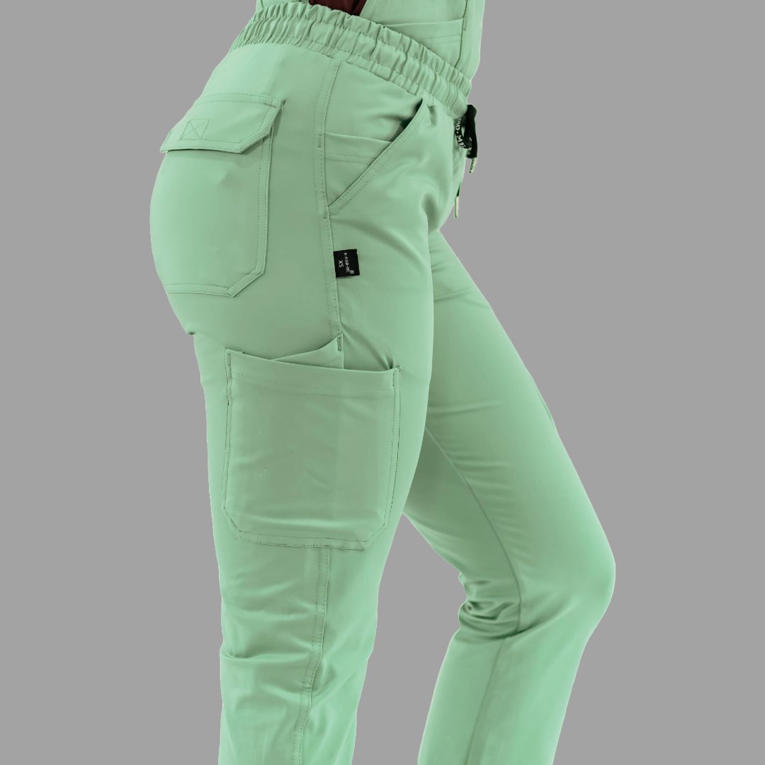 Acercamiento lateral al pantalón médico 930 verde menta mostrando el bolsillo trasero.