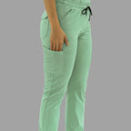 Acercamiento frontal a pantalón médico 930 verde menta con mano en el bolsillo superior.