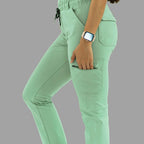 Acercamiento lateral a pantalón médico 930 verde menta con manos en los bolsillos.