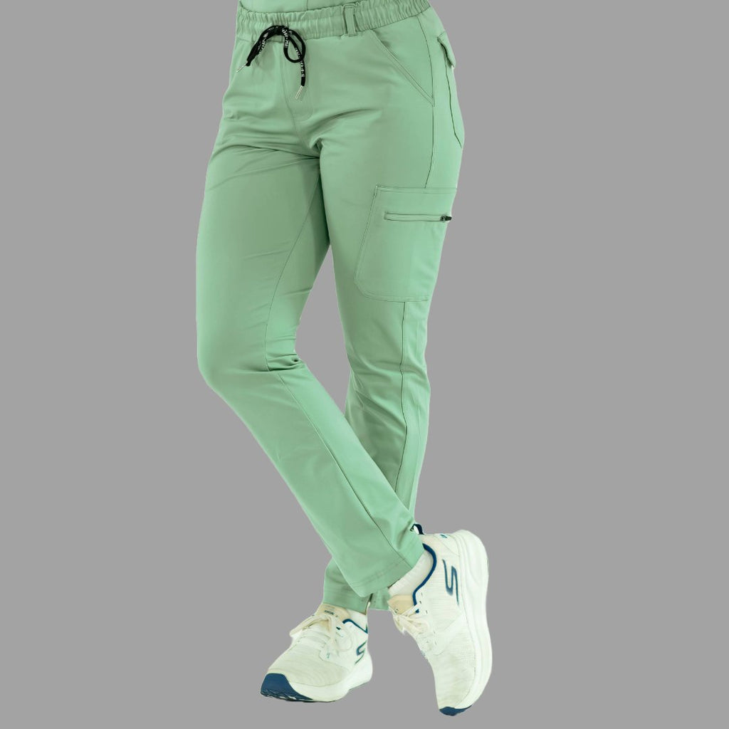Vista frontal de pantalón médico 930 color verde menta con cordón negro en la cintura.