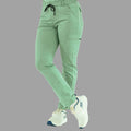 Vista frontal de pantalón médico 930 color verde menta con cordón negro en la cintura.