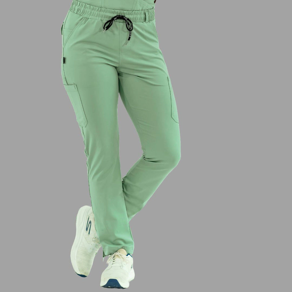 Vista frontal de pantalón médico 930 verde menta con las piernas cruzadas.
