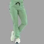 Vista frontal de pantalón médico 930 verde menta con un pie apoyado en la punta.