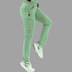 Vista de tres cuartos de pantalón médico 930 verde menta con pierna levantada.