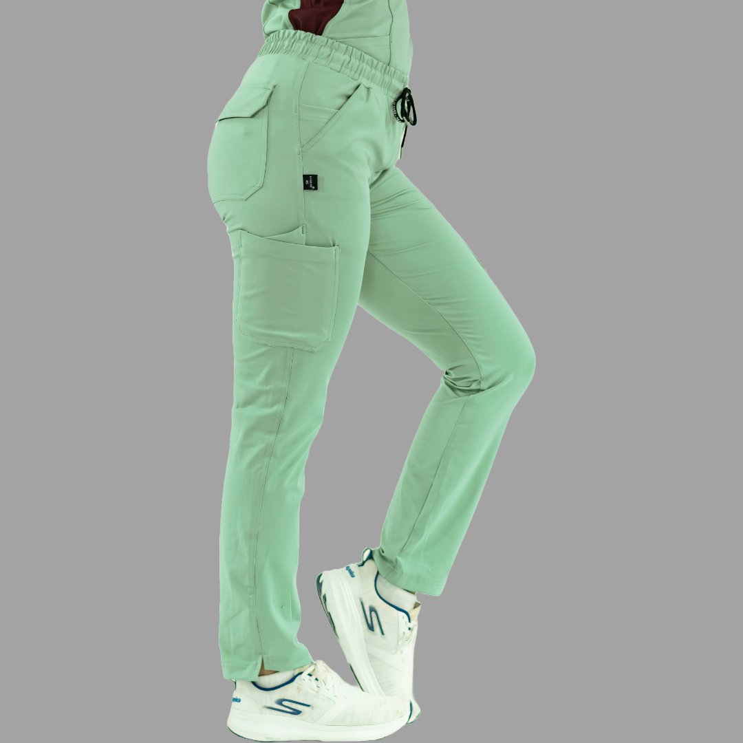 Vista de tres cuartos posterior de pantalón médico 930 en color verde menta.