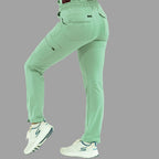 Vista posterior de tres cuartos de pantalón médico 930 en color verde menta.