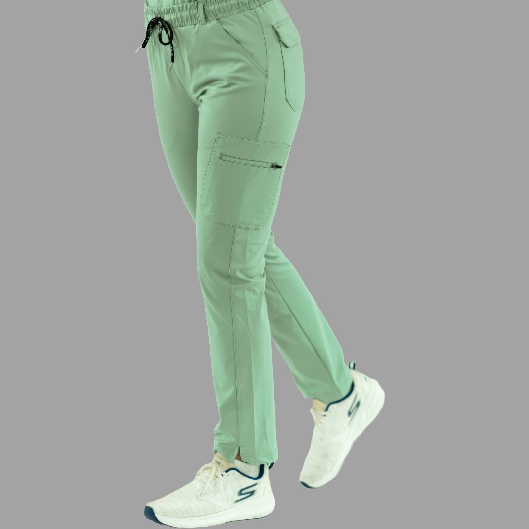 Vista lateral de pantalón médico 930 verde menta mostrando el bolsillo cargo.