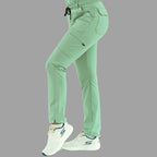 Vista lateral completa de pantalón médico 930 verde menta en postura recta.