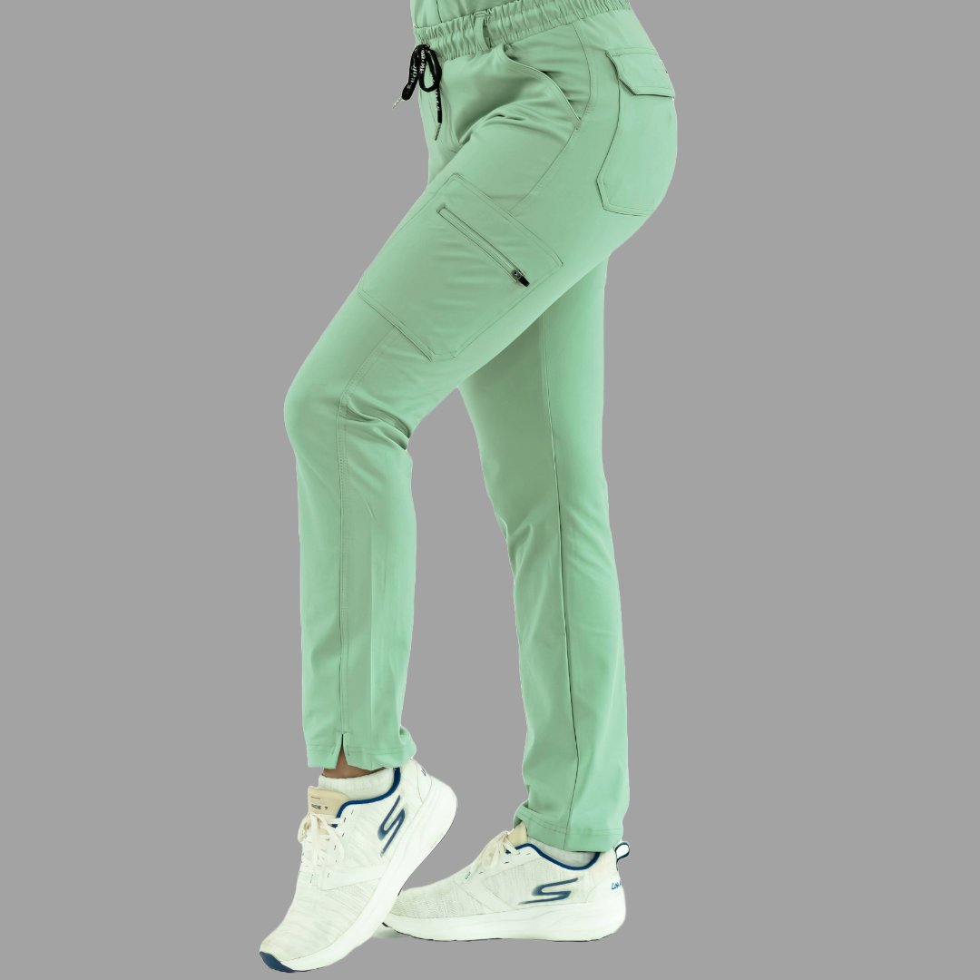 Vista lateral completa de pantalón médico 930 verde menta en postura recta.