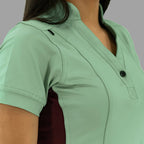 Acercamiento al hombro y cuello de la filipina médica 930 verde menta y vino.