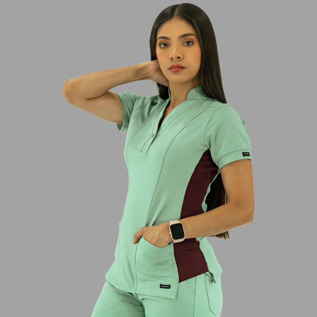 Filipina médica verde menta con detalles vino, vista frontal con brazo levantado.