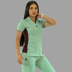 Filipina y pantalón médico verde menta, vista de tres cuartos con mano en el cuello.