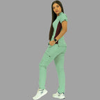 Conjunto de filipina y pantalón médico verde menta, vista lateral de cuerpo entero.