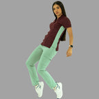 Vista frontal de cuerpo entero del conjunto médico 930 con filipina vino y pantalón médico menta.