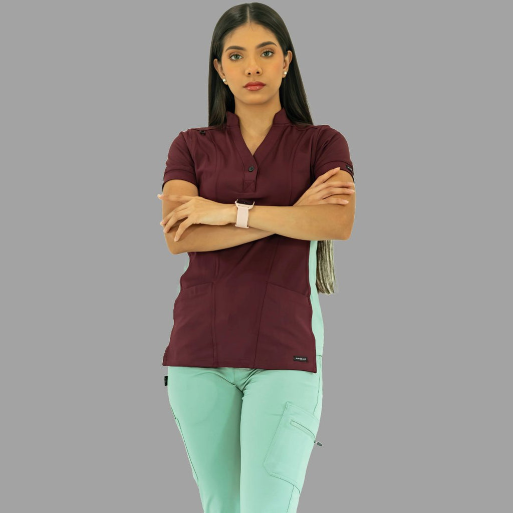 Vista frontal completa del conjunto médico 930 con filipina vino y pantalón médico color menta.