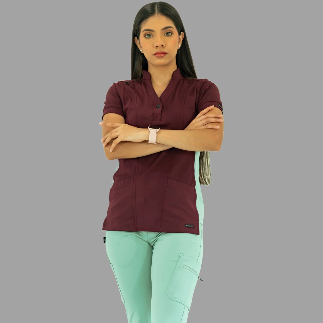 Vista frontal completa del conjunto médico 930 con filipina vino y pantalón médico color menta.
