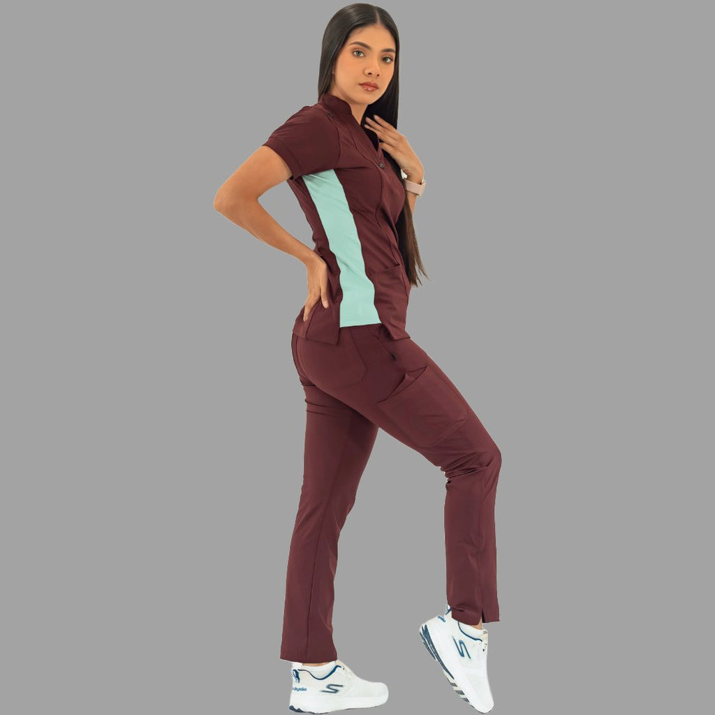 Vista posterior de cuerpo entero del conjunto médico 930 con filipina y pantalón en color vino.