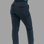 Acercamiento posterior del pantalón médico 930 azul marino, mostrando detalle de bolsillos.