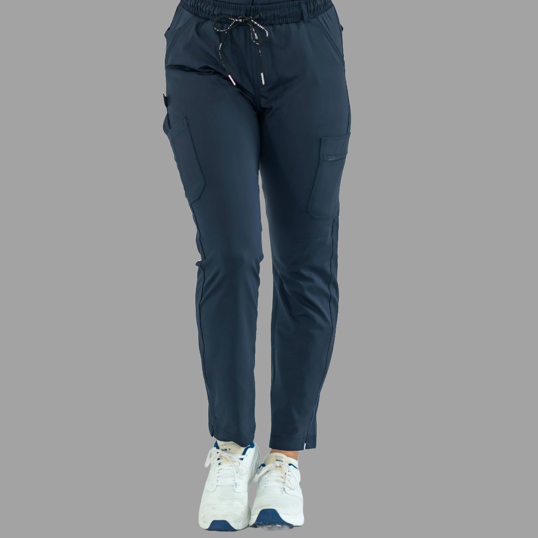 Vista frontal del pantalón médico 930 azul marino, con jareta en cintura y ajuste cómodo.