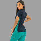 Filipina médica 930 azul marino y teal, vista posterior tres cuartos sobre pantalón médico.