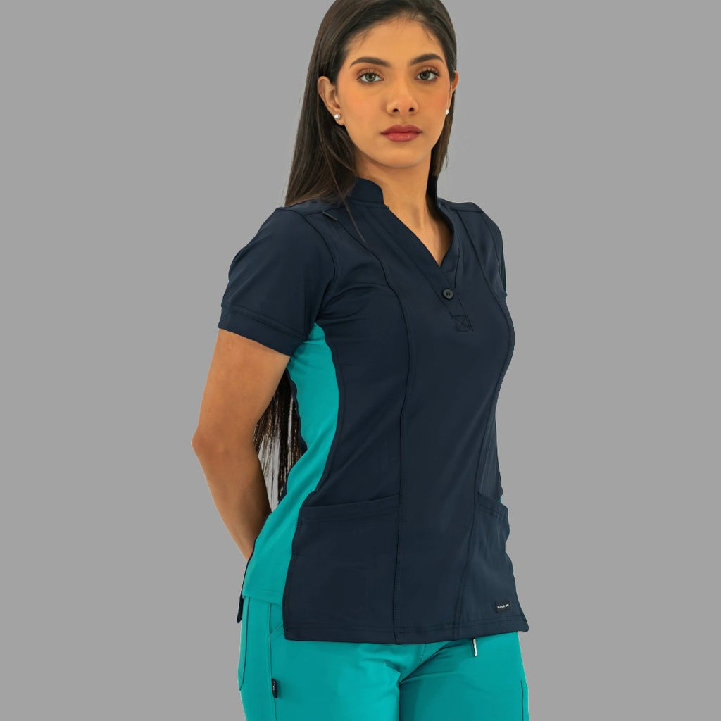 Vista frontal tres cuartos de filipina médica 930 azul marino y teal, postura relajada.