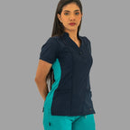 Vista frontal tres cuartos de filipina médica 930 azul marino y teal, postura relajada.
