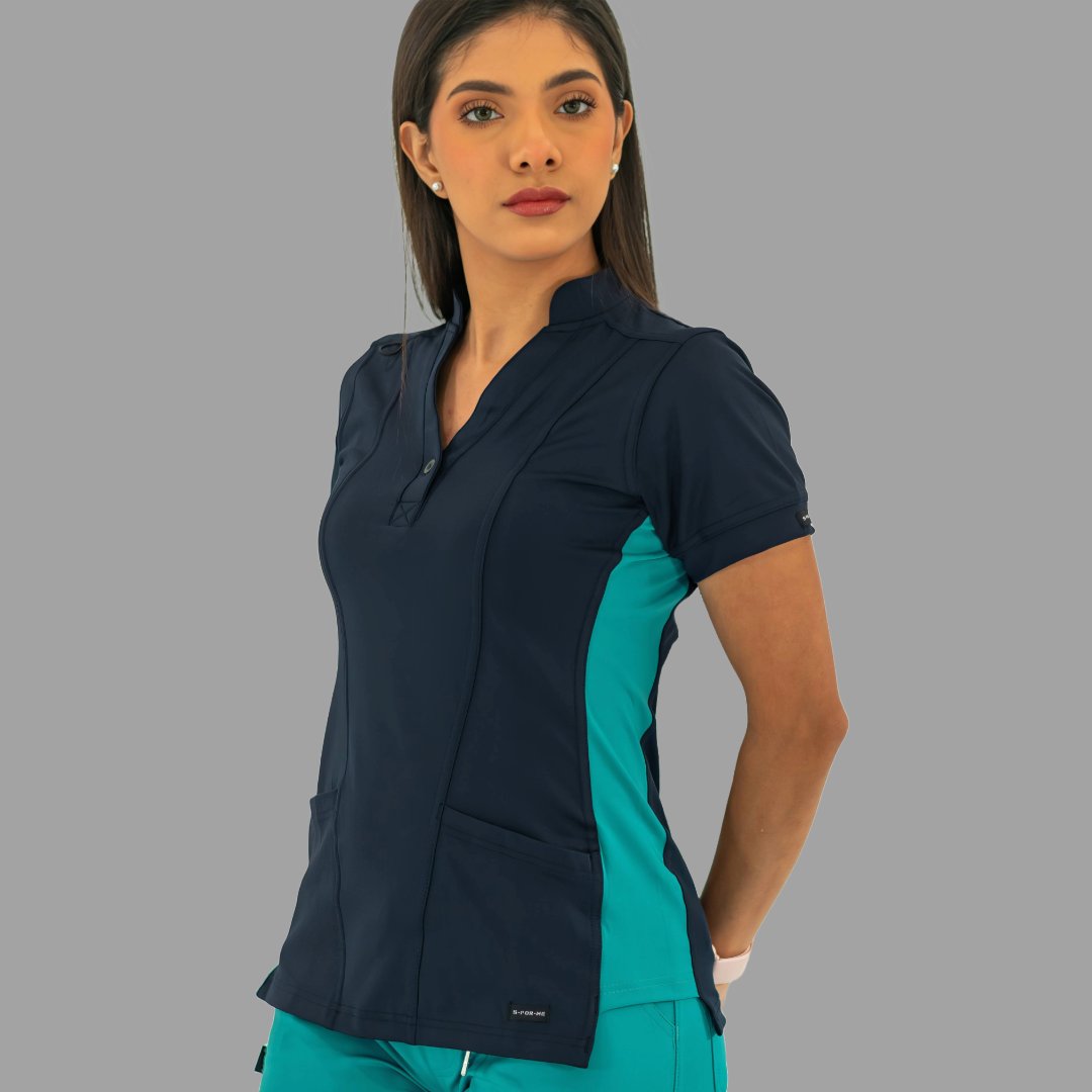 Filipina médica 930 azul marino con detalles teal, vista frontal tres cuartos.