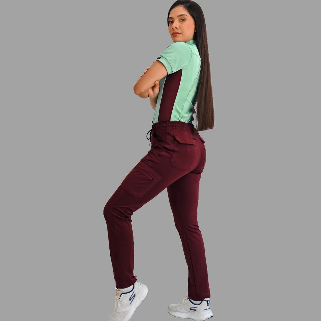 Vista lateral de filipina verde menta y pantalón médico vino, pose de cuerpo entero.