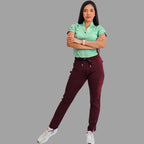 Filipina médica verde menta combinada con pantalón médico vino, vista frontal completa.