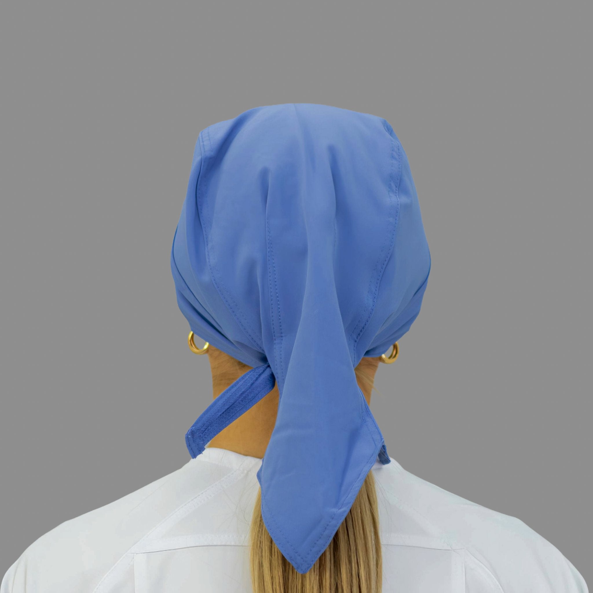Gorro quirúrgico azul plumbago Fourways vista posterior con caída y amarre