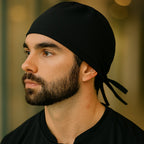 Gorro quirúrgico negro unisex Super Stretch en vista lateral con ajuste posterior