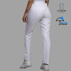 Pantalón clínico blanco para mujer vista posterior con pretina elástica