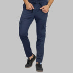 Detalle de pantalón quirúrgico azul marino para hombre Est. 910 con pretina ajustable y bolsillos