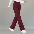 Vista lateral del pantalón quirúrgico vino 502 de pierna amplia para mujer.