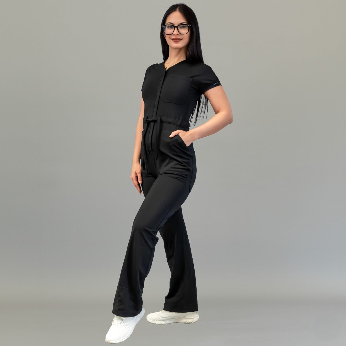 Vista frontal en ángulo del jumpsuit quirúrgico negro para mujer Style 945