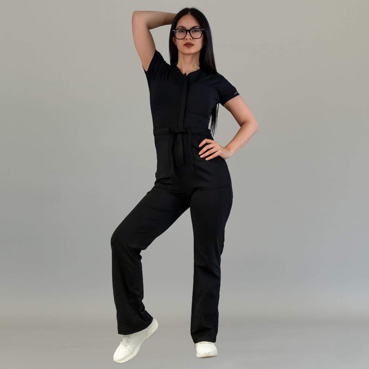 Pose frontal de cuerpo completo con jumpsuit quirúrgico negro Style 945