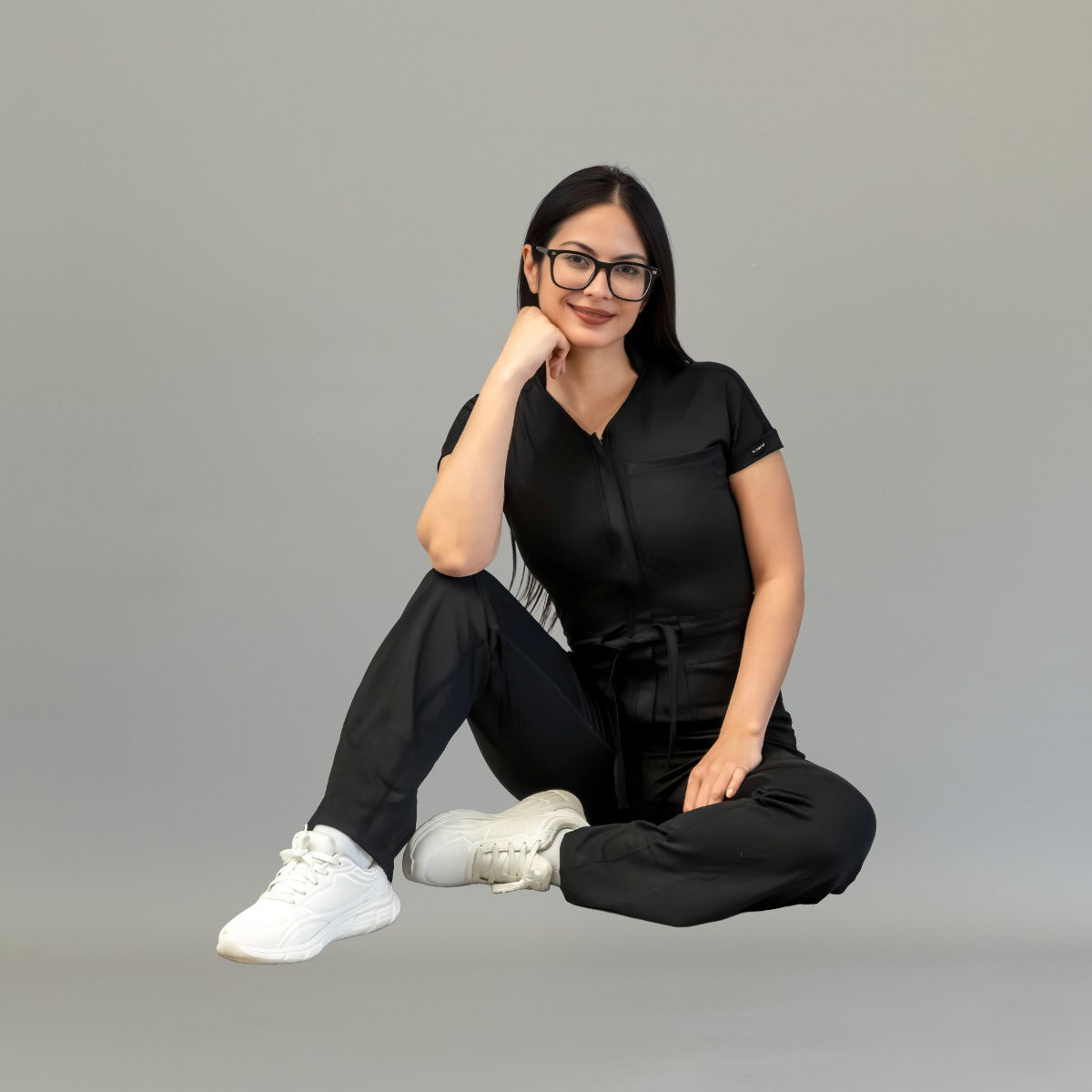 Pose sentada con jumpsuit negro Super Stretch para mujer