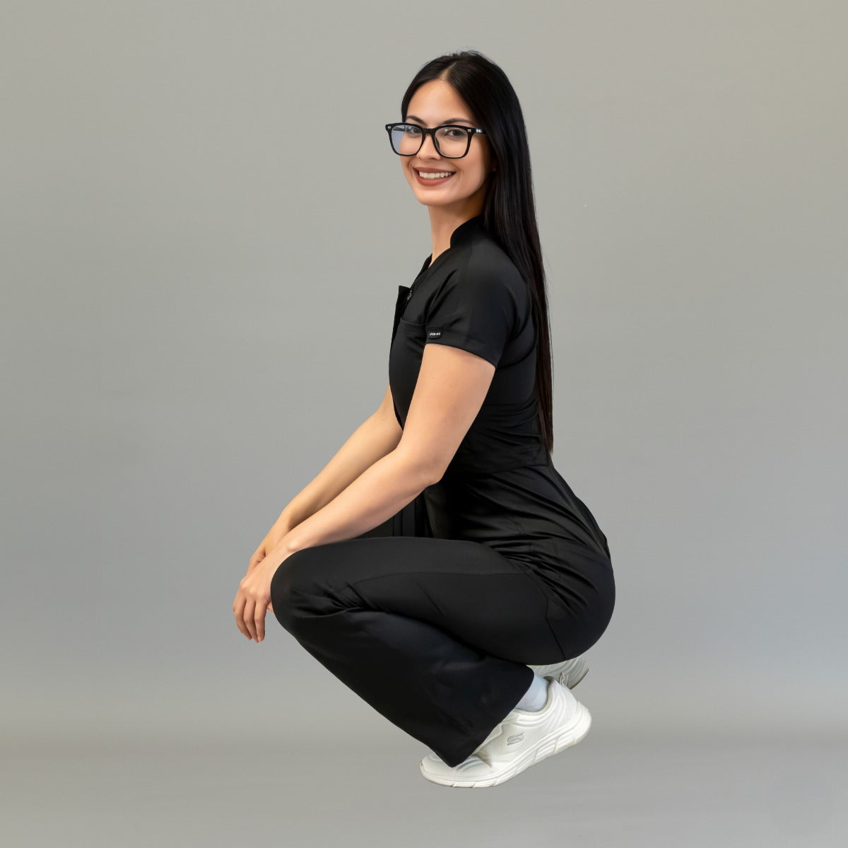 Vista lateral en cuclillas del jumpsuit quirúrgico negro Style 945