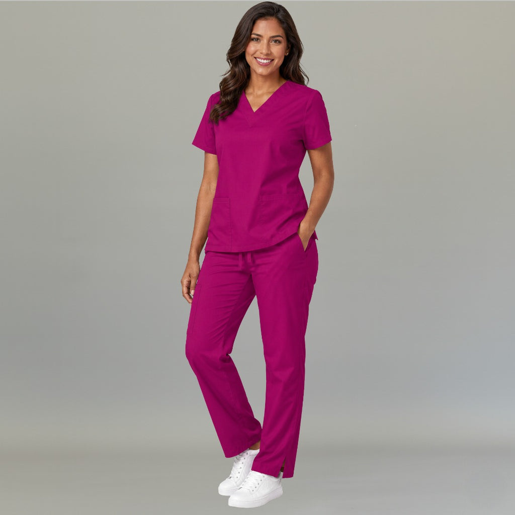 Conjunto médico para mujer en color rosa mexicano, vista de cuerpo entero.