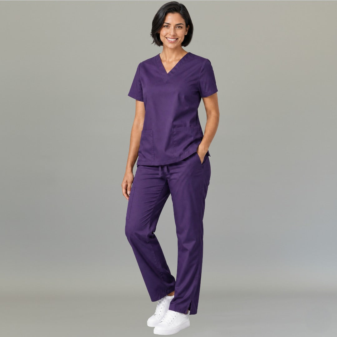 Modelo de cuerpo entero vistiendo el pantalón 502 lavanda profundo con filipina a juego.